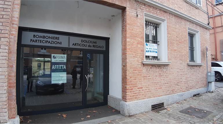 NEGOZIO FRONTE STRADA
