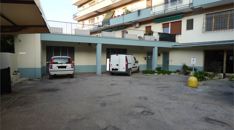 AMPIO MAGAZZINO ZONA CENTRALE CON PARCHEGGIO