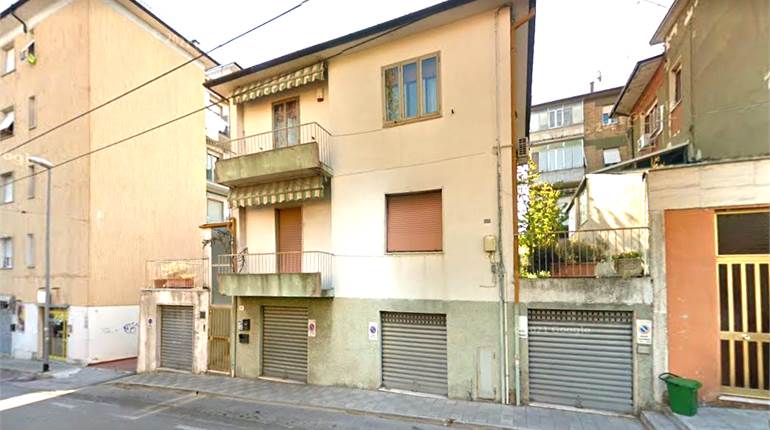 051PM SINGOLA CON 2 APPARTAMENTI + CORTE +GARAGE