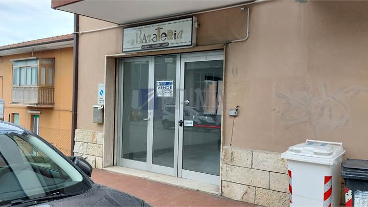 Ancona Baraccola negozio visibilità strada statale