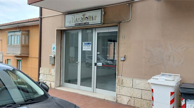 Ancona Baraccola negozio visibilità strada statale