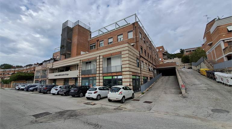 Centro Servizi Monte d'ago - Ufficio con garage