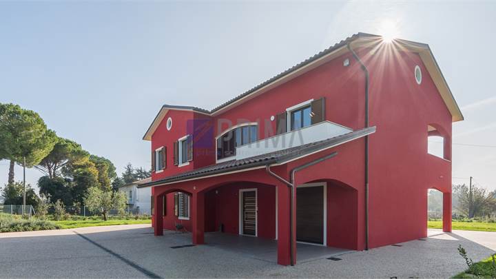 Villa con ampia corte pianeggiante ristrutturata