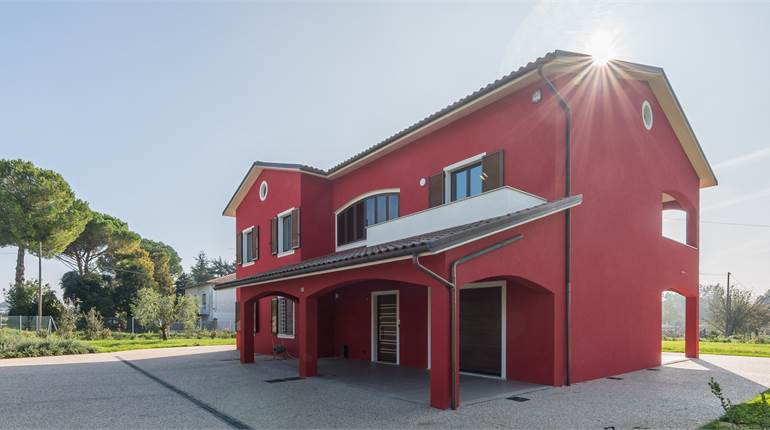 Villa con ampia corte pianeggiante ristrutturata