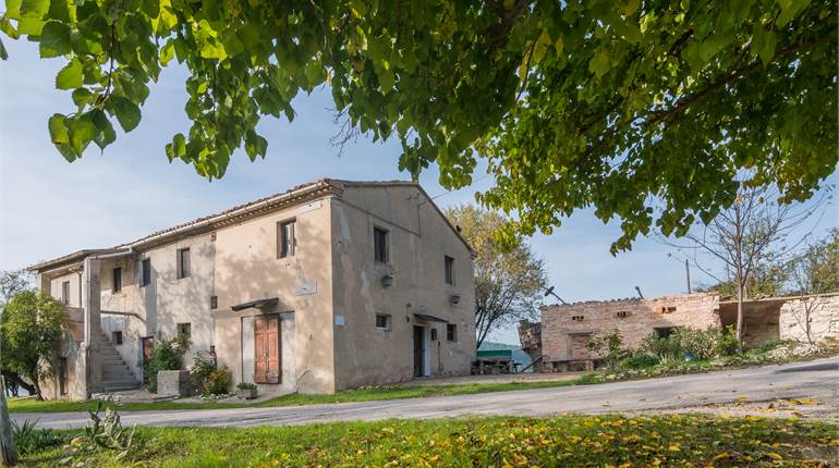 Casale con terreno nel Parco del Conero