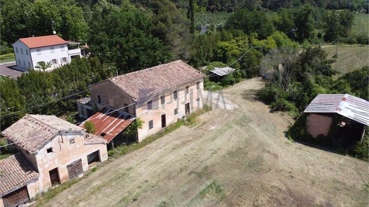 Jesi Colonica con annessi e terreno agricolo