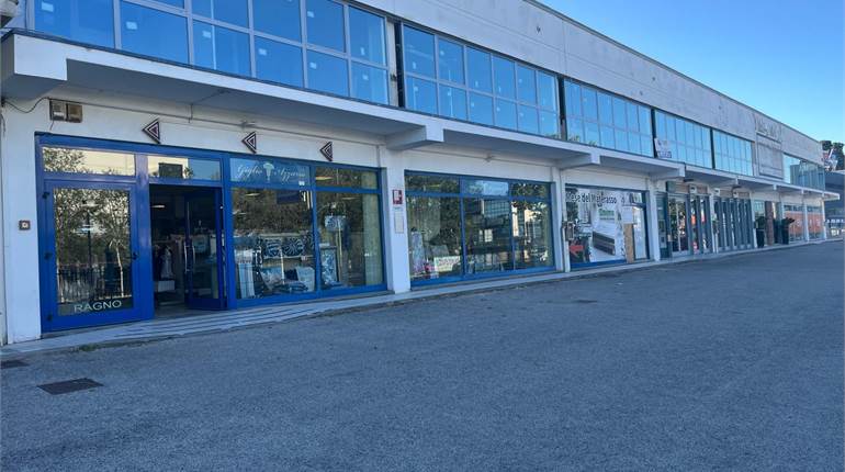 Locale in vendita ad Ancona in Via Primo Maggio