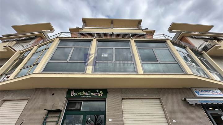 Casa e Laboratorio: Ideale per Vivere e Lavorare!