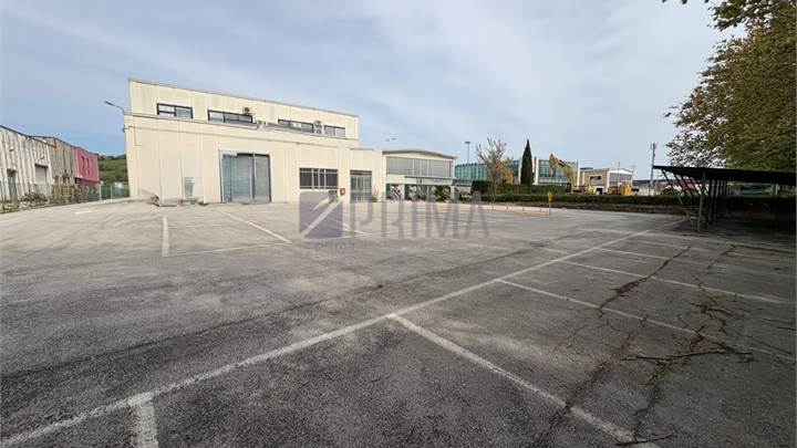 DEPOSITO IN  POSIZIONE STRATEGICA