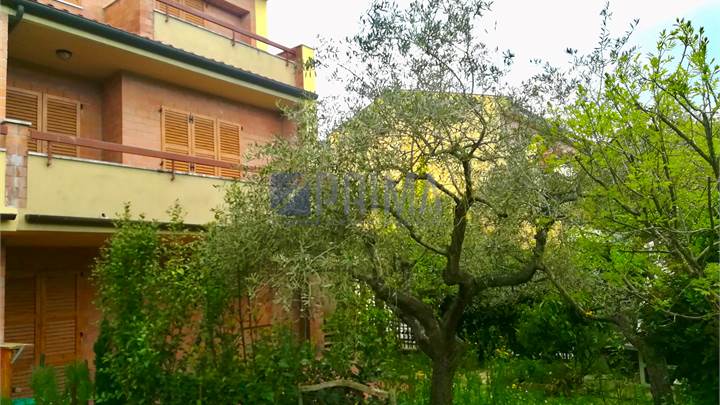 Villetta a schiera di testa con giardino privato