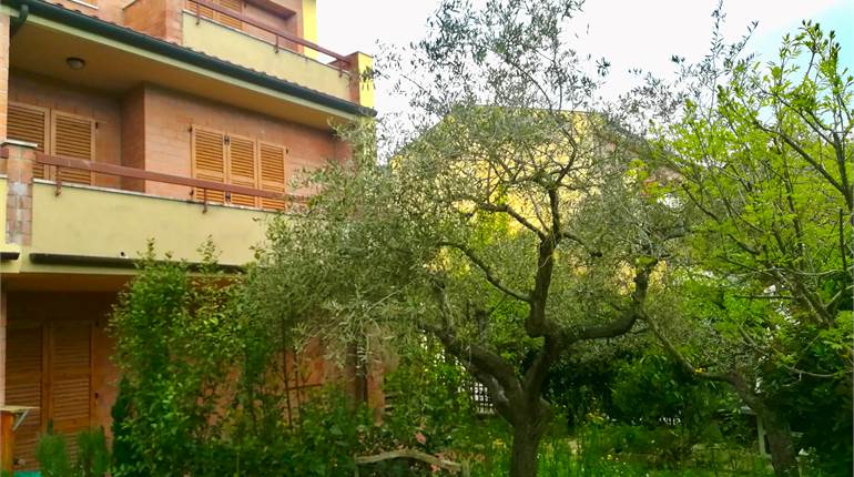 Villetta a schiera di testa con giardino privato