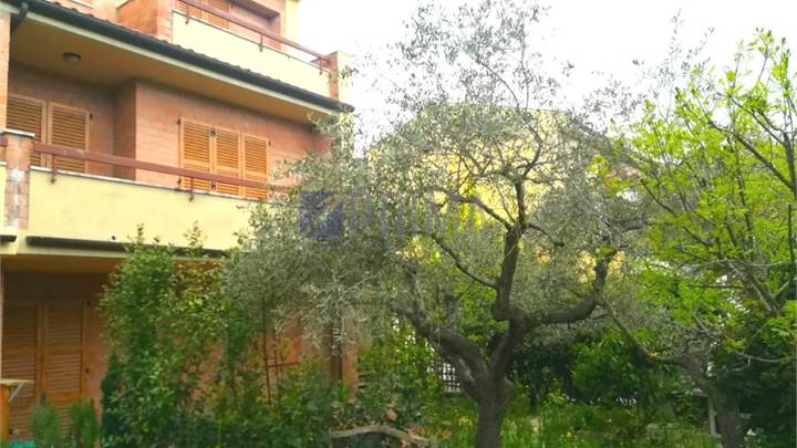 Villetta a schiera di testa con giardino privato