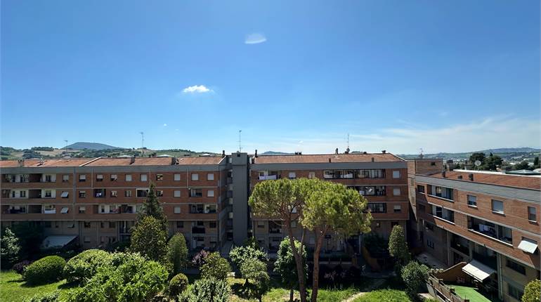 Appartamento luminoso con balconi e garage