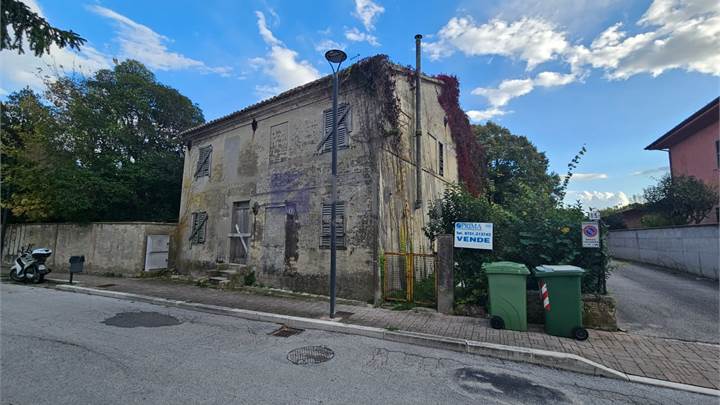 Montemarciano soluzione singola con giardino 