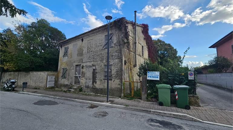 Casa indipendente in zona centrale di Montemarciano su lotto di 800 mq