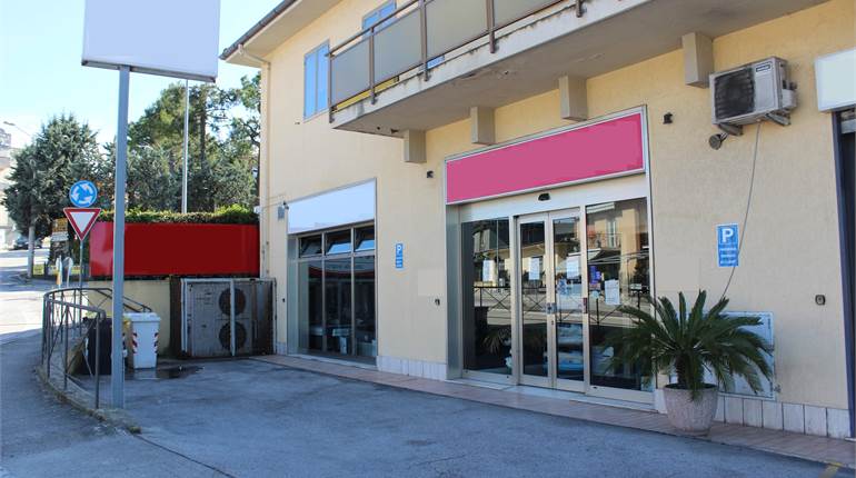 Baraccola negozio-ufficio fronte strada 