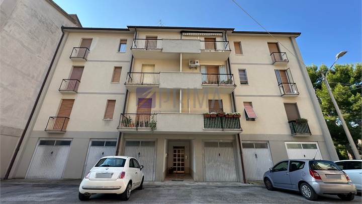 Appartamento con Balconi e Garage