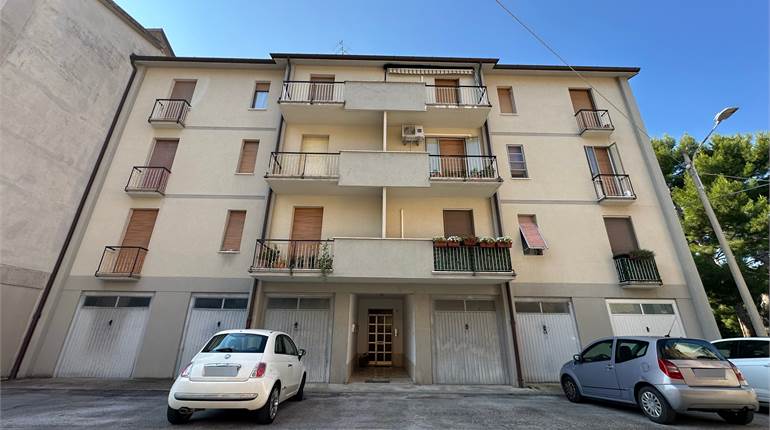 Appartamento con Balconi e Garage
