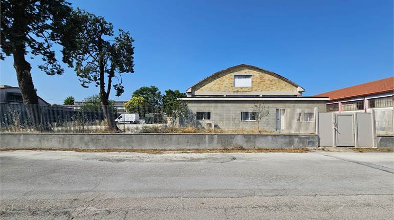 Capannone industriale con uffici e corte esclusiva