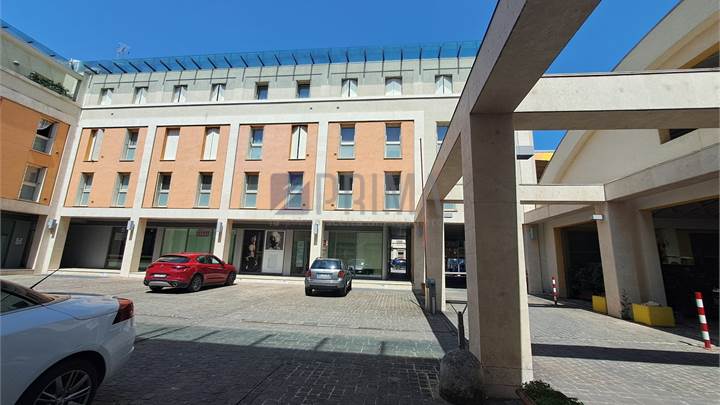 Ufficio moderno in edificio di recente costruzione 