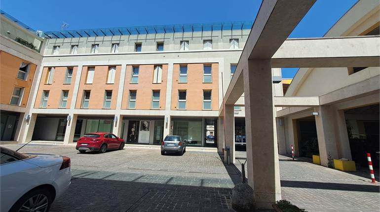Ufficio moderno in edificio di recente costruzione 