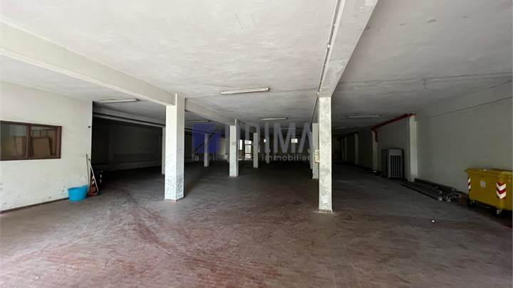 Ampio magazzino con accesso carrabile in zona industriale
