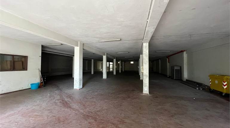 Ampio magazzino con accesso carrabile in zona industriale