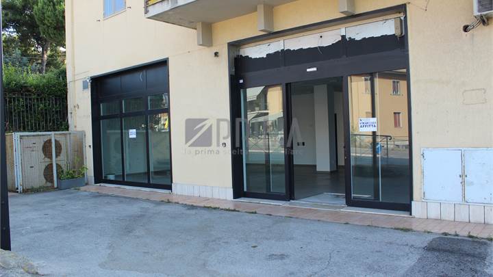 Baraccola negozio-ufficio fronte strada 