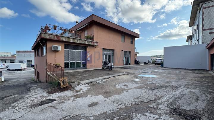 Magazzino 390 mq – Ancona, Baraccola Ovest