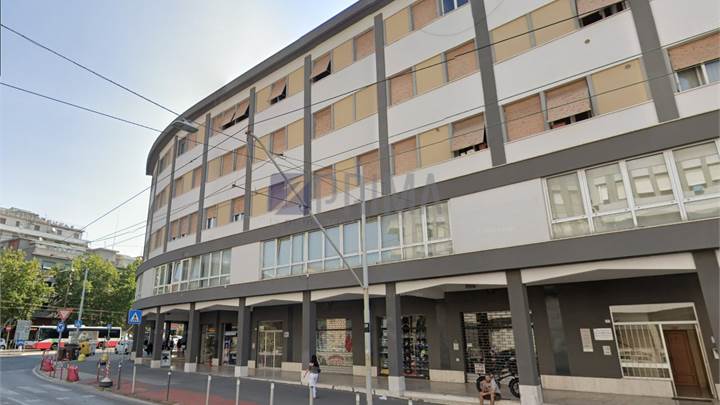 Ufficio ristrutturato con posto auto