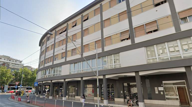 Ufficio ristrutturato con posto auto