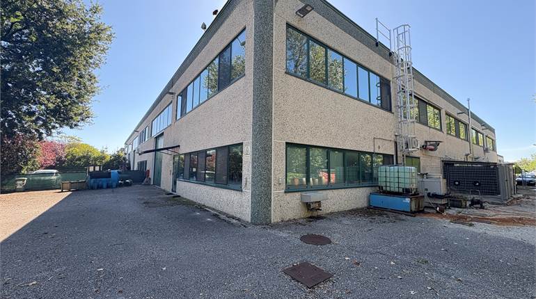 Capannone con uffici, laboratori in posizione strategica 