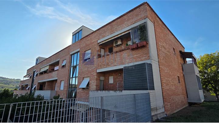 ANCONA zona Q3 appartamento con ampi balconi