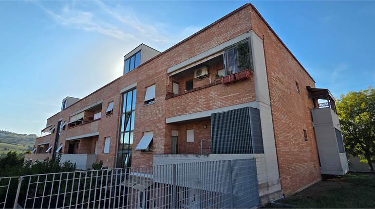 ANCONA zona Q3 appartamento con ampi balconi