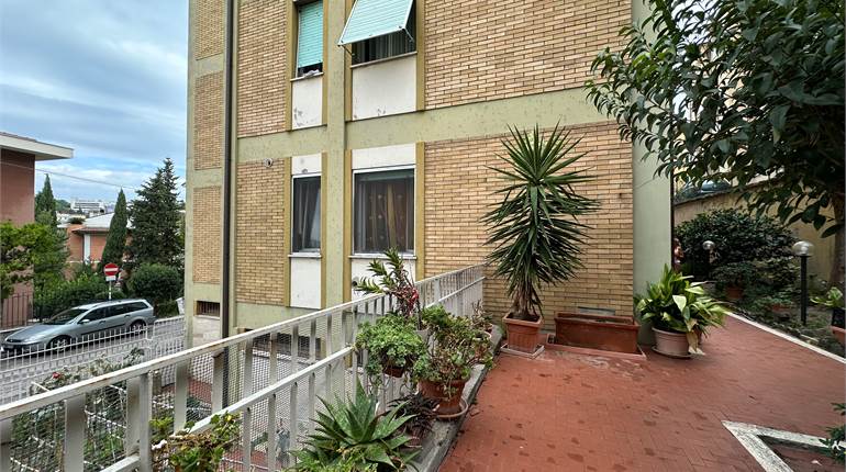 APPARTAMENTO CON GIARDINO E GARAGE