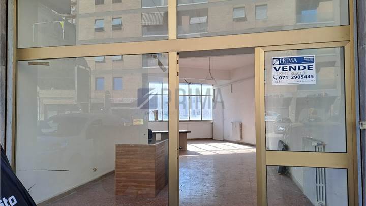 Ancona Via Martiri della Resistenza -  locale commerciale in vendita