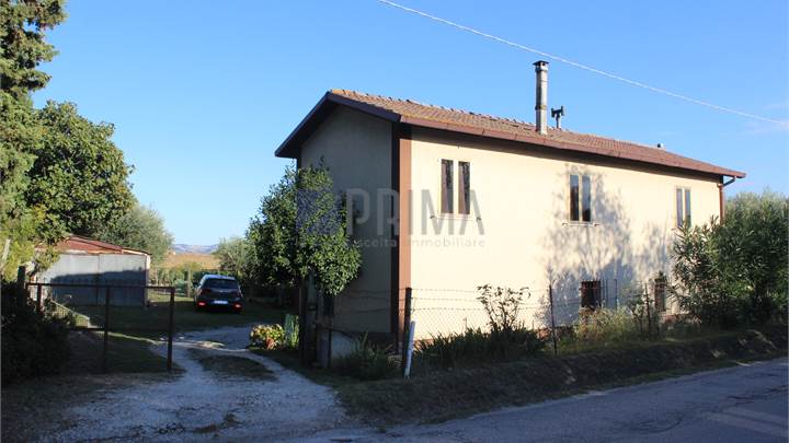 Casa indipendente con terreno di mq 9000.