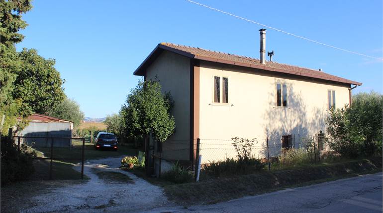 Casa indipendente con terreno di mq 9000.