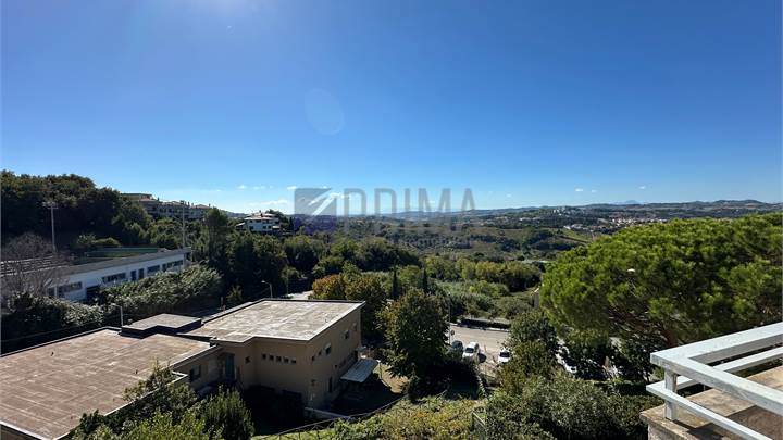 Elegante appartamento all’ultimo piano con terrazza e vista panoramica