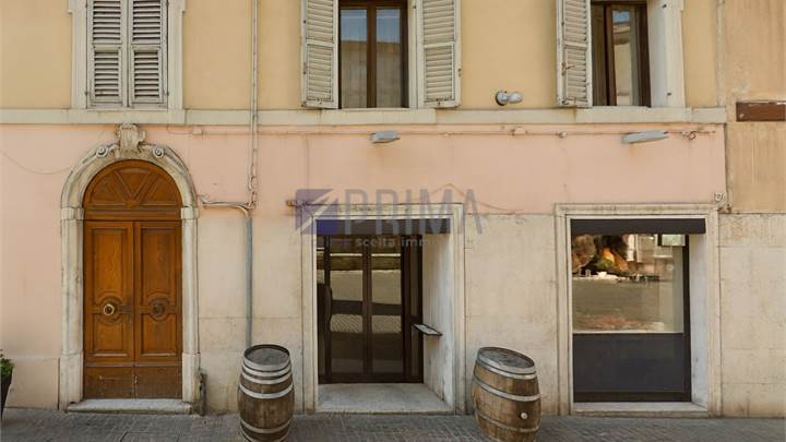 Locale commerciale su due livelli in posizione strategica Rif 573SQ-GG Ancona 