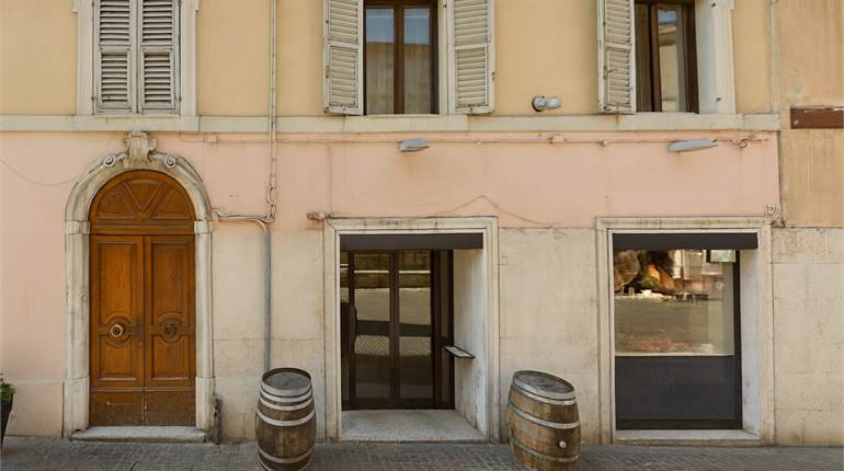 Locale commerciale su due livelli in posizione strategica Rif 573SQ-GG Ancona 