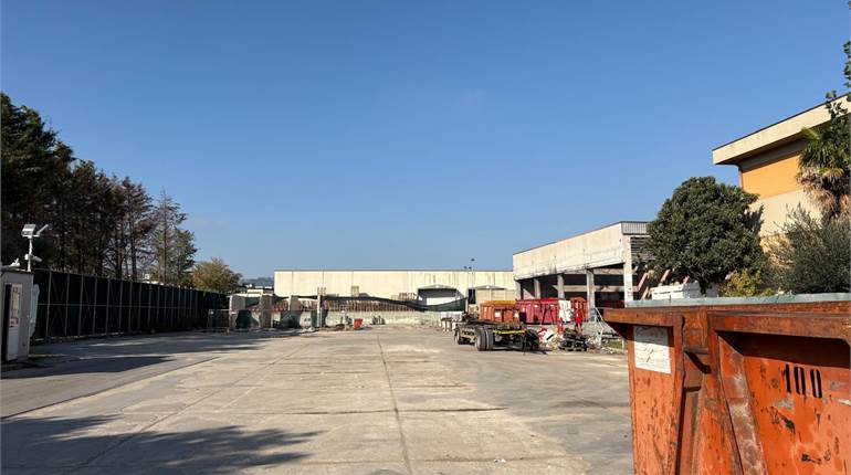 Capannone Ancona con ampia corte