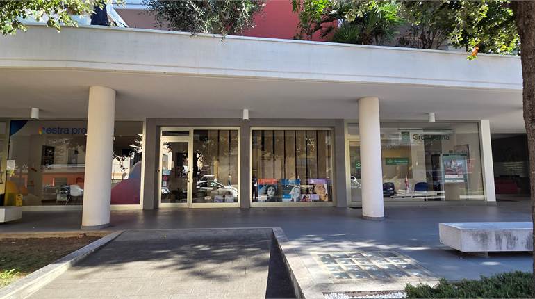 Palombare, ottimo investimento, 6 locali commerciali a reddito in classe A1