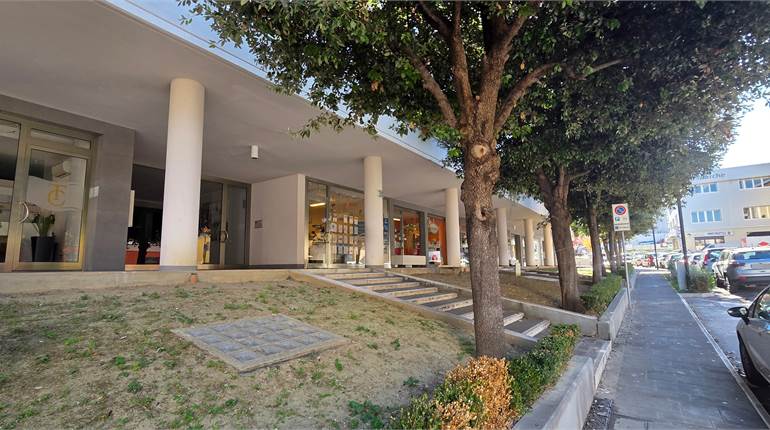 Palombare, ottimo investimento, 6 locali commerciali a reddito in classe A1