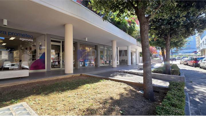 Palombare, ottimo investimento, 6 locali commerciali a reddito in classe A1