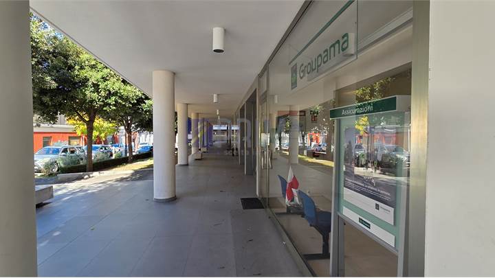 Palombare, ottimo investimento, 6 locali commerciali a reddito in classe A1