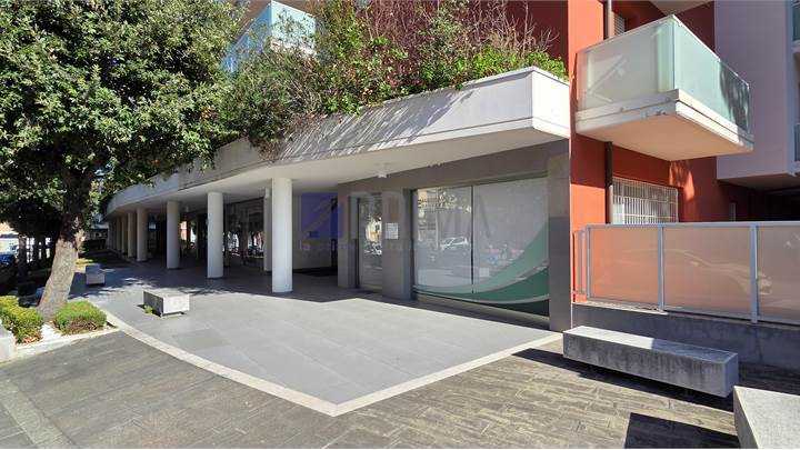 Palombare, ottimo investimento, 6 locali commerciali a reddito in classe A1