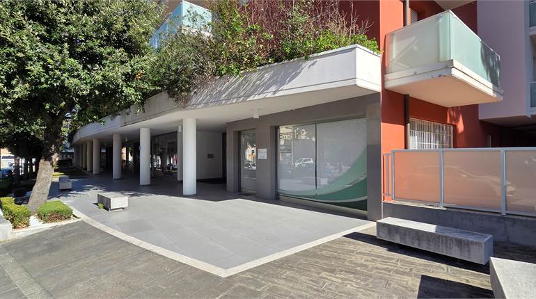 Palombare, ottimo investimento, 6 locali commerciali a reddito in classe A1