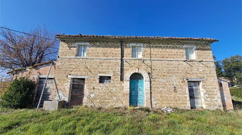 Rudere in pietra con corte esclusiva, terreno agricolo/edificabile a Monte Roberto