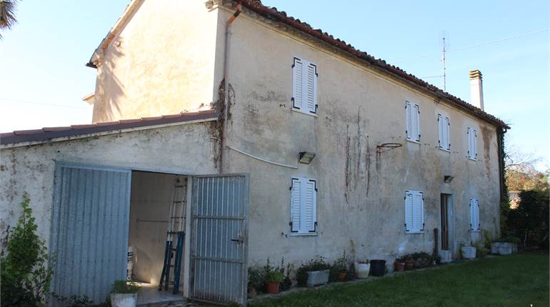  Casolare indipendente con giardino  una piccola oasi di pace tra città e natura!